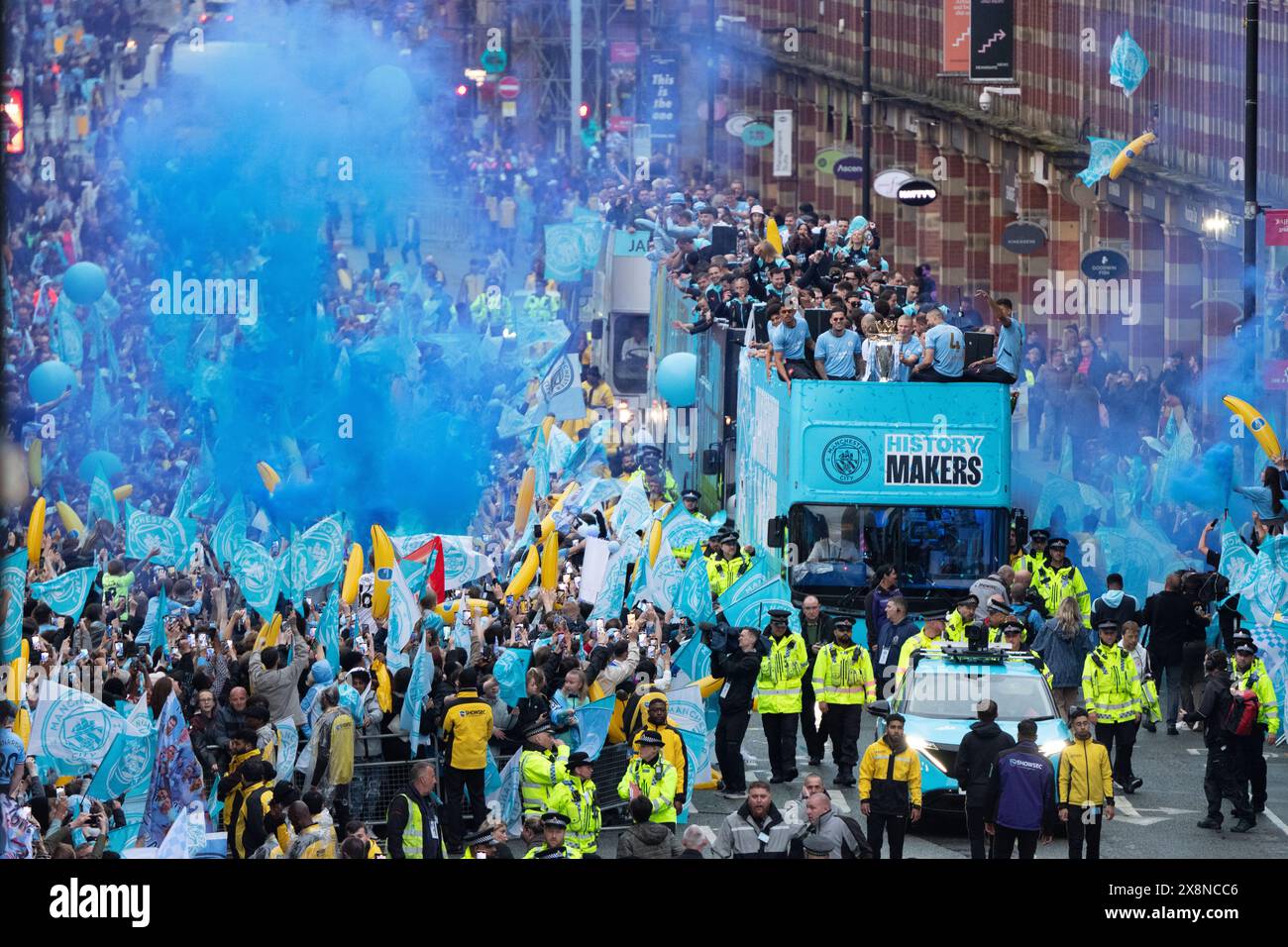 Manchester, Regno Unito. 26 maggio 2024. La parata della vittoria del Manchester City si sposta lungo Deansgate nel centro della città. I tifosi hanno tracciato il percorso nel centro della città per assistere alla sfilata per celebrare il trionfo storico del loro club in Premier League. Il Manchester City è diventato la prima squadra nella storia del calcio inglese a vincere quattro titoli di campionato consecutivi grazie a una vittoria 3-1 contro il West Ham United la scorsa domenica (19 maggio). Manchester UK foto: Garyroberts/worldwidefeatures.com credito: GaryRobertsphotography/Alamy Live News Foto Stock