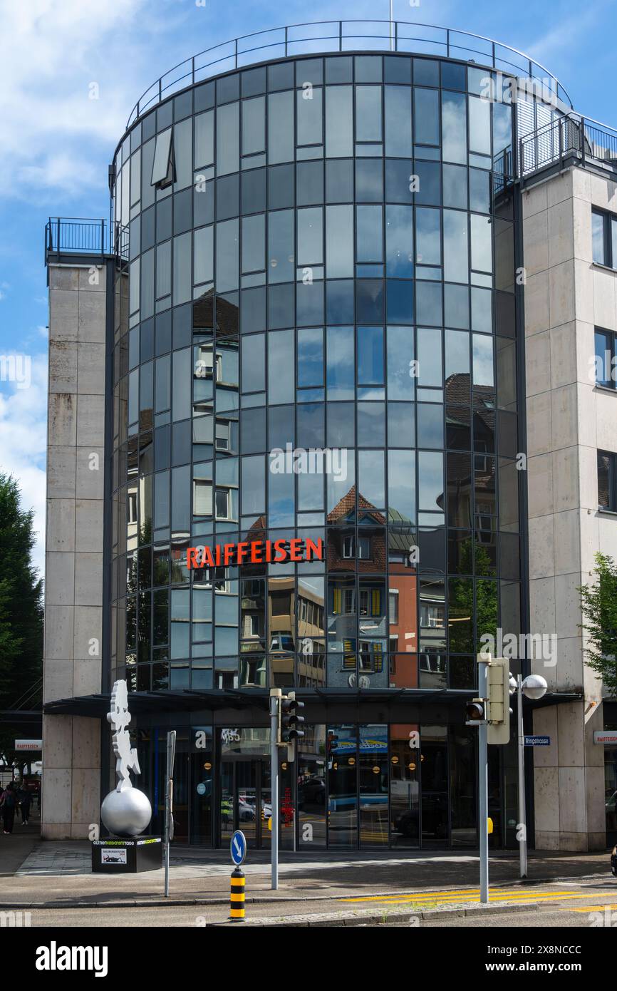 Olten, Svizzera - 25 maggio 2024:edificio bancario Raiffeisen - istituto bancario che offre un'ampia gamma di servizi finanziari Foto Stock