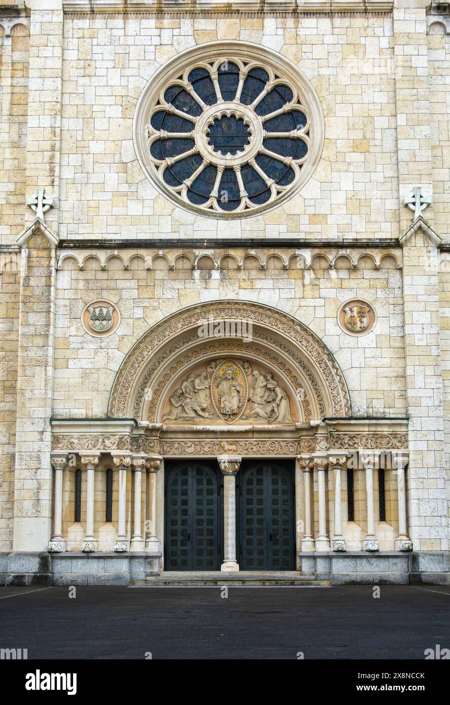 Olten, Svizzera - 25 maggio 2024: Storica chiesa romanica di San Martino - facciata con intricate incisioni, rosone e arco ornato. Foto Stock