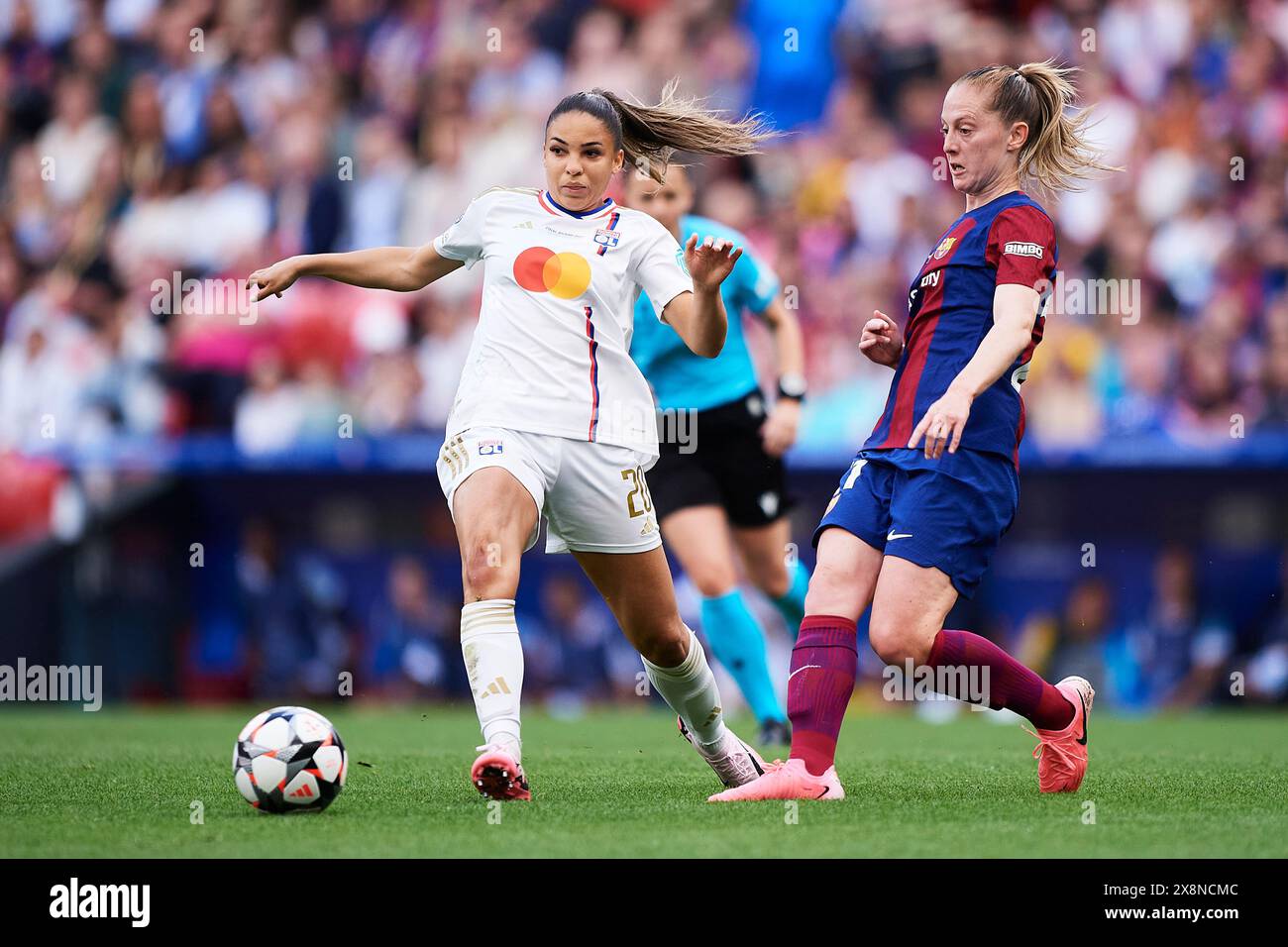 Delphie Cascarino dell'Olympique Lyonnais con il pallone durante la finale di UEFA Women's Champions League 2023/24 tra FC Barcelona e Olympique Foto Stock