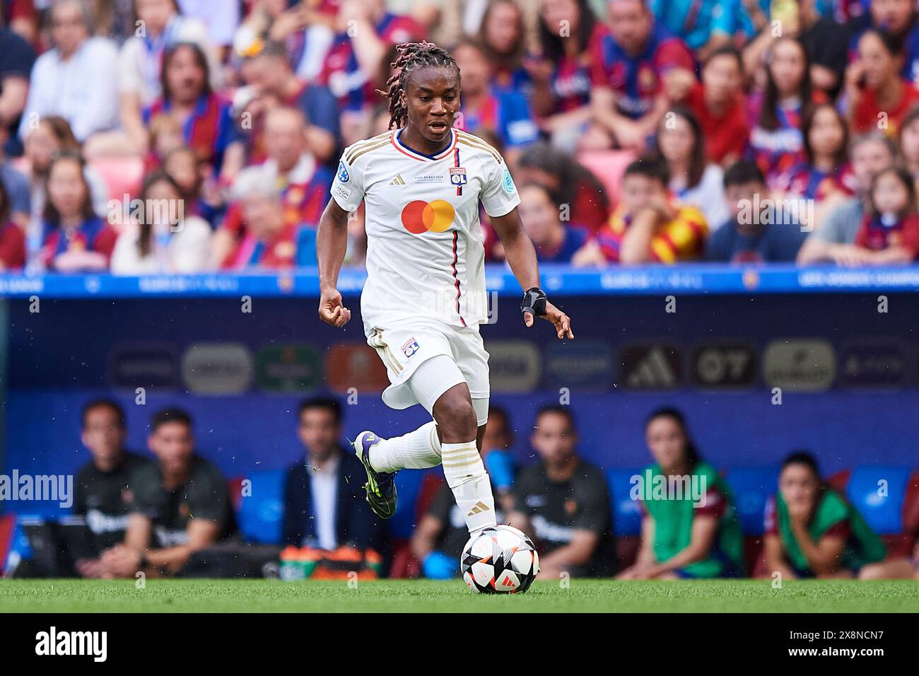 Melchie Dumornay dell'Olympique Lyonnais con la palla durante la finale di UEFA Women's Champions League 2023/24 tra FC Barcelona e Olympique Foto Stock