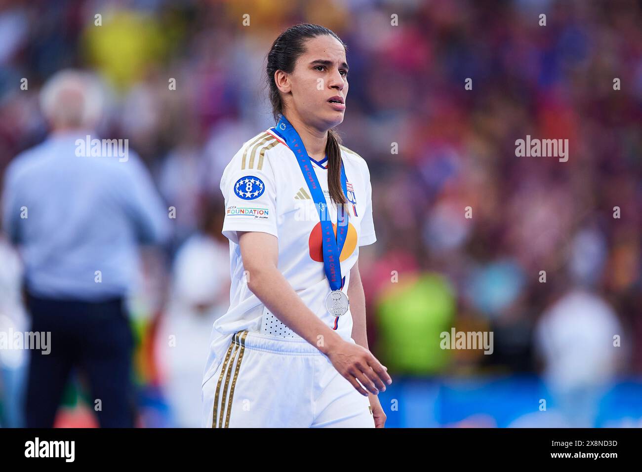 Amel Majri dell'Olympique Lyonnais sembra sbalordita mentre passa davanti al Trofeo UEFA Women's Champions League dopo la sconfitta della squadra nella UEFA Women' Foto Stock