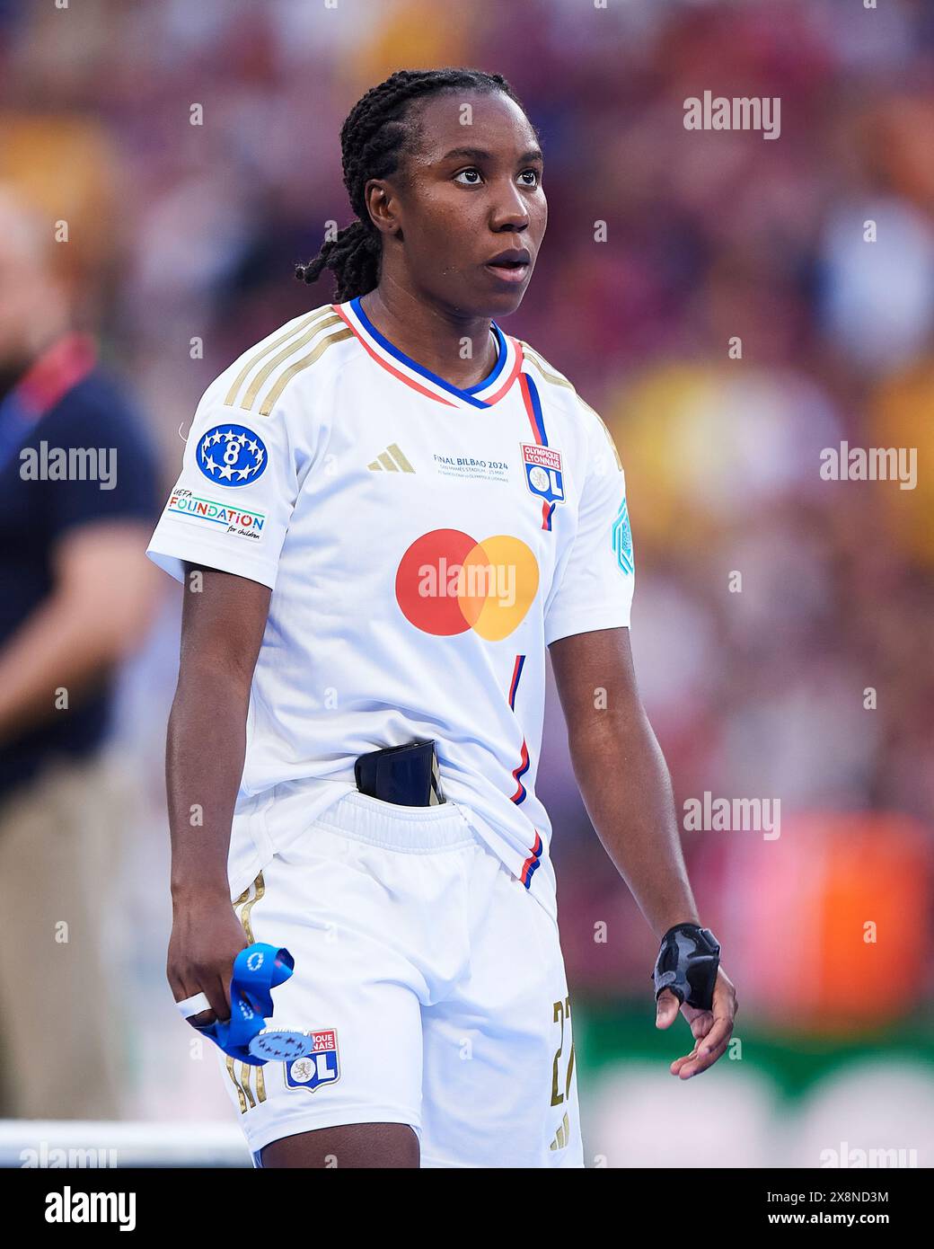 Vicki Becho dell'Olympique Lyonnais sembra sbalordita mentre passa davanti al Trofeo UEFA Women's Champions League dopo la sconfitta della squadra nella UEFA Women Foto Stock