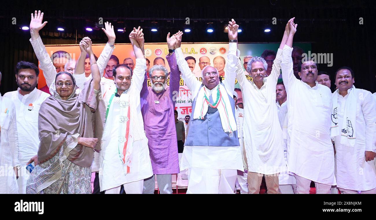 Patna, India. 26 maggio 2024. PATNA, INDIA - MAGGIO 26: presidente del Congresso Mallikarjun Kharge con l'ex oratrice di Lok Sabha Meira Kumar, il segretario generale del CPI-ML Dipankar Bhattacharya e altri si uniscono alle loro mani durante 'Samvidhan Bachao Jan Samwad' a sostegno del candidato del partito del collegio di Patna Saheb Dr. Anshul Abhijeet Kushwaha per le elezioni di Lok Sabha al S.K. Memorial Hall il 26 maggio 2024 a Patna, India. (Foto di Santosh Kumar/Hindustan Times/Sipa USA ) credito: SIPA USA/Alamy Live News Foto Stock