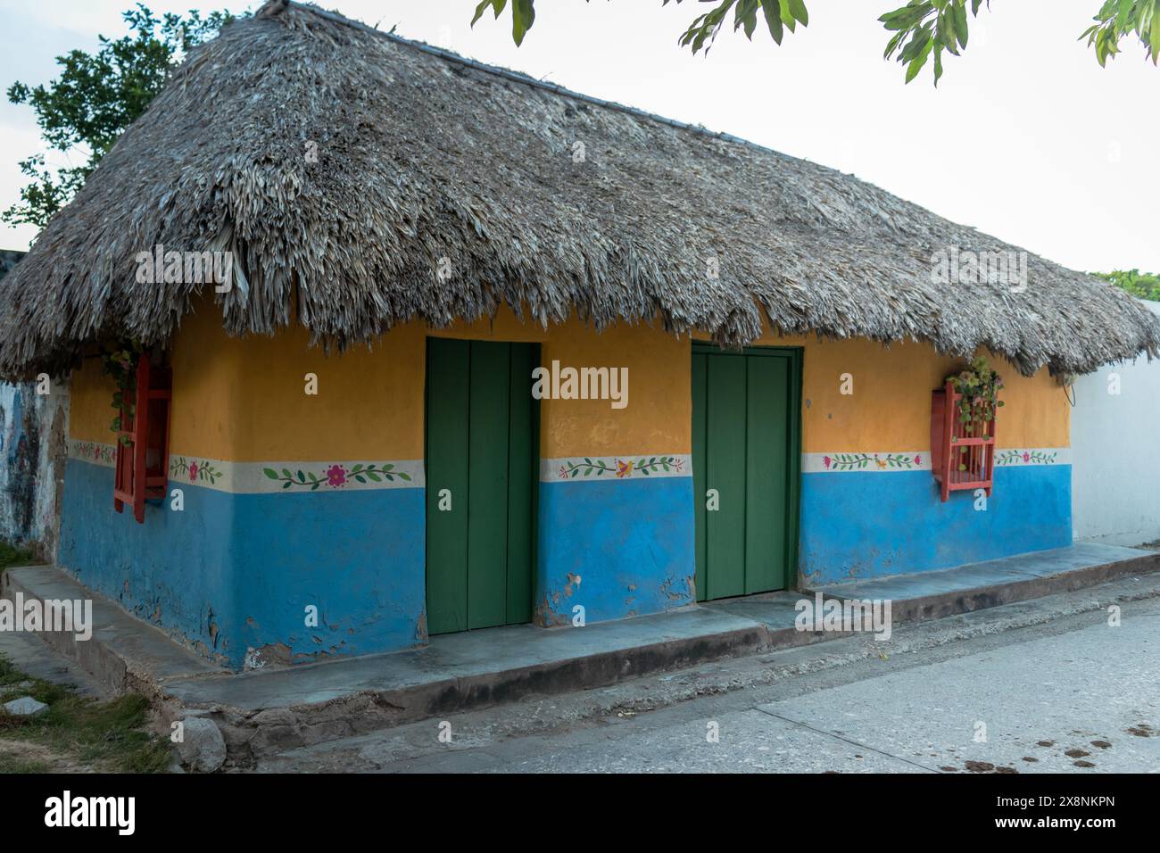 La prima casa con tetto in paglia a Betulia Sucre dipinta per il progetto la Ruta del Color. Foto Stock