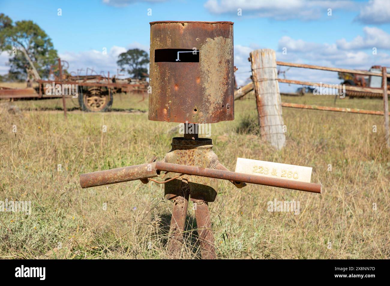 Cassetta postale per bushranger australiano Ned Kelly realizzata in metallo in una fattoria accanto alla gola delle cascate Dangars Falls vicino ad Armidale, New South Wales, Australia Foto Stock