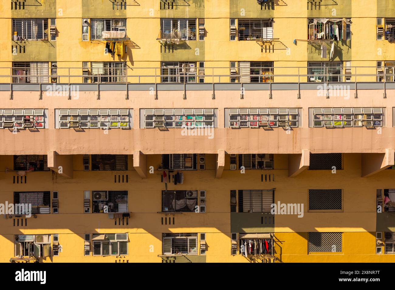 Appartamenti per alloggi pubblici Kwai Shing West Estate di Hong Kong con passaggio sopraelevato e ascensori in collina Foto Stock