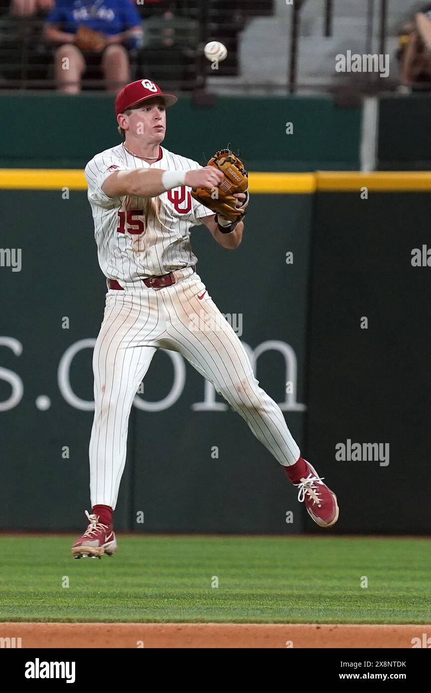 Arlington, Stati Uniti. 25 maggio 2024. Jackson Nicklaus n. 15 dell'Oklahoma prende il pallone durante la partita del Big 12 Baseball Championship del 2024 tra gli Oklahoma State University Cowboys e gli University of Oklahoma Sooners al Globe Life Field. Punteggio finale Oklahoma State 9-3 Oklahoma. Il 25 maggio 2024 ad Arlington, Texas. (Foto di Javier Vicencio/Eyepix Group/Sipa USA) credito: SIPA USA/Alamy Live News Foto Stock