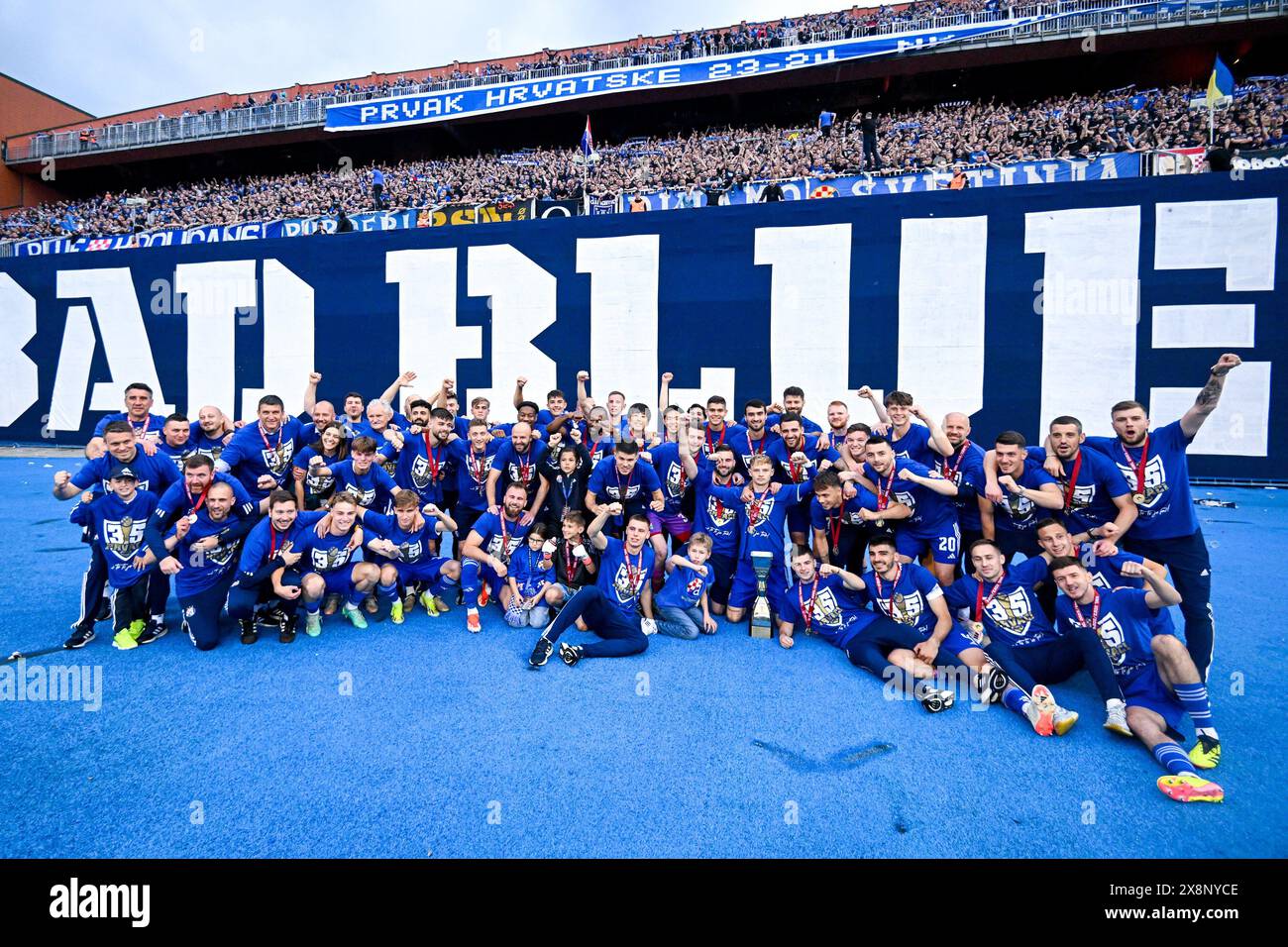 Zagabria. 26 maggio 2024. I giocatori della Dinamo Zagabria celebrano dopo aver vinto il titolo croziano a Zagabria, Croazia, il 26 maggio 2024. Crediti: Marko Lukunic/PIXSELL via Xinhua/Alamy Live News Foto Stock