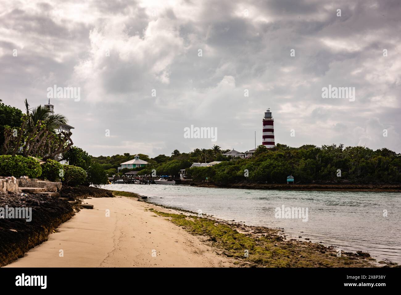 Vista sull'oceano dal colorato cottage tropicale nelle isole Abaco. Foto Stock