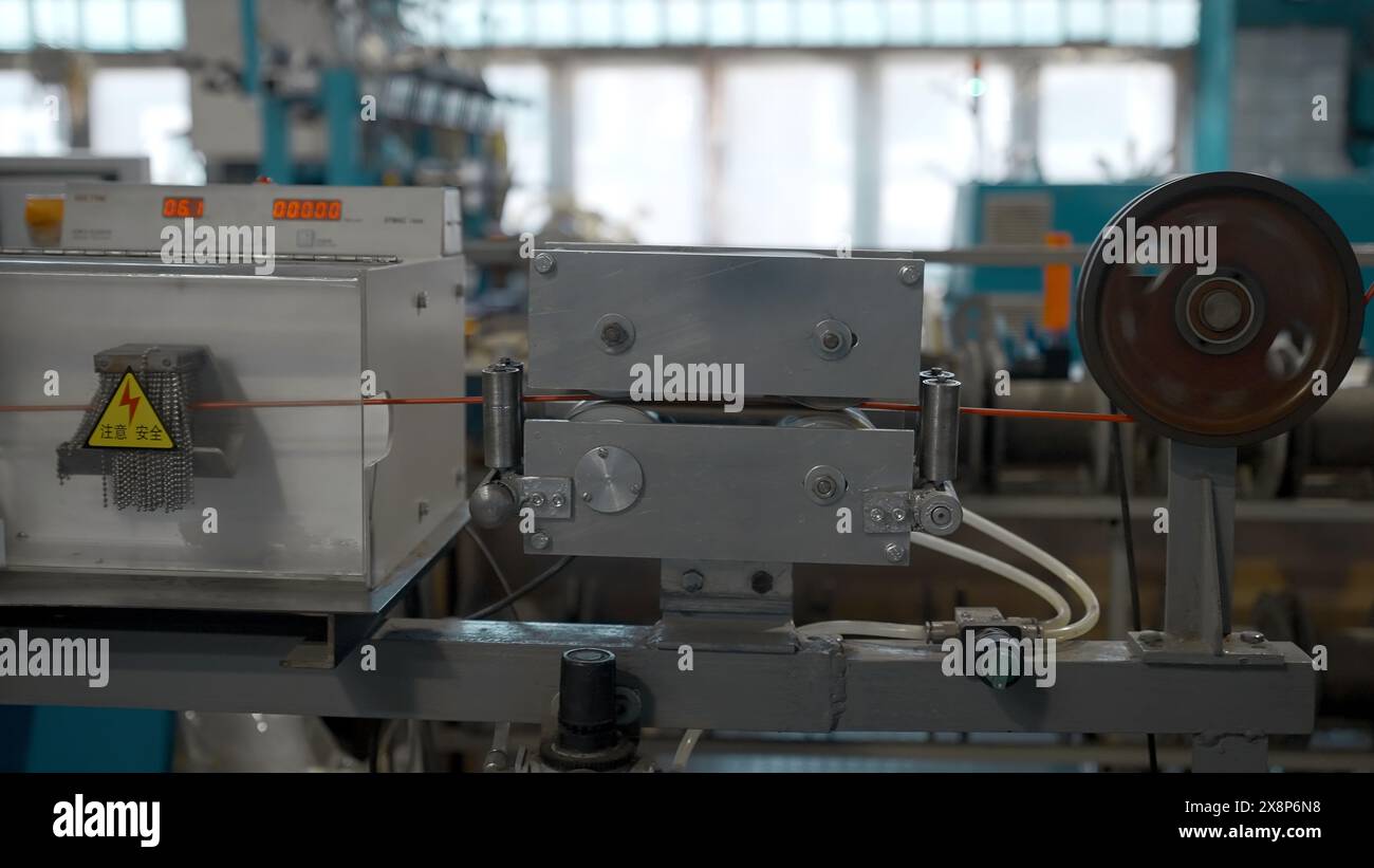 Bobine rotanti con fili di rame su di esse. Creatività. Bobina metallica che gira sulla macchina. Foto Stock