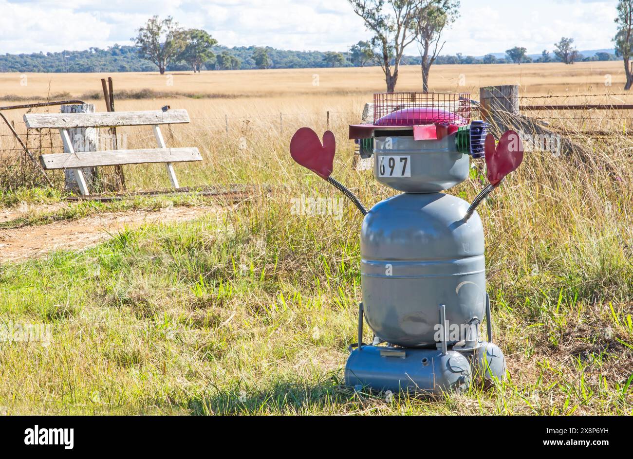 Stravagante cassetta postale rurale a lato della strada che utilizza una vecchia bombola di gas GPL nel distretto Northern Tablelands del nuovo Galles del Sud Australia. Foto Stock