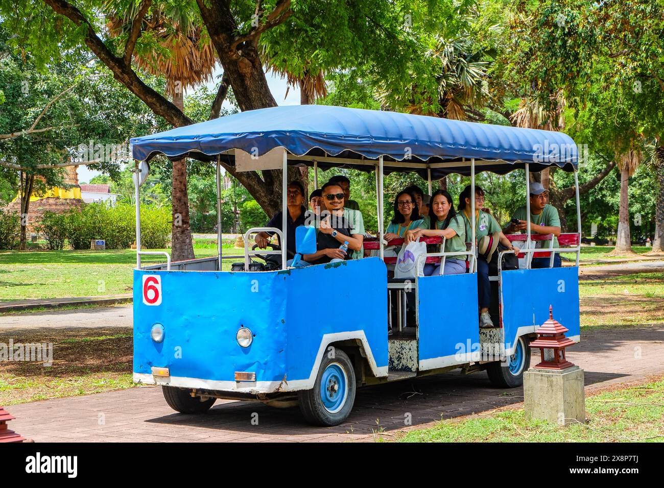 I carrelli elettrici portano i visitatori intorno all'antica città di Wiang Kum Kam Foto Stock