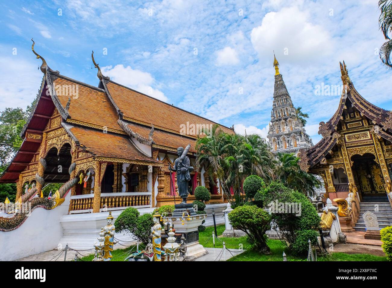 Sala di riunione, stupa e sala di ordinazione a Wat Chedi Liam, Wi8ang Kum Kam Foto Stock