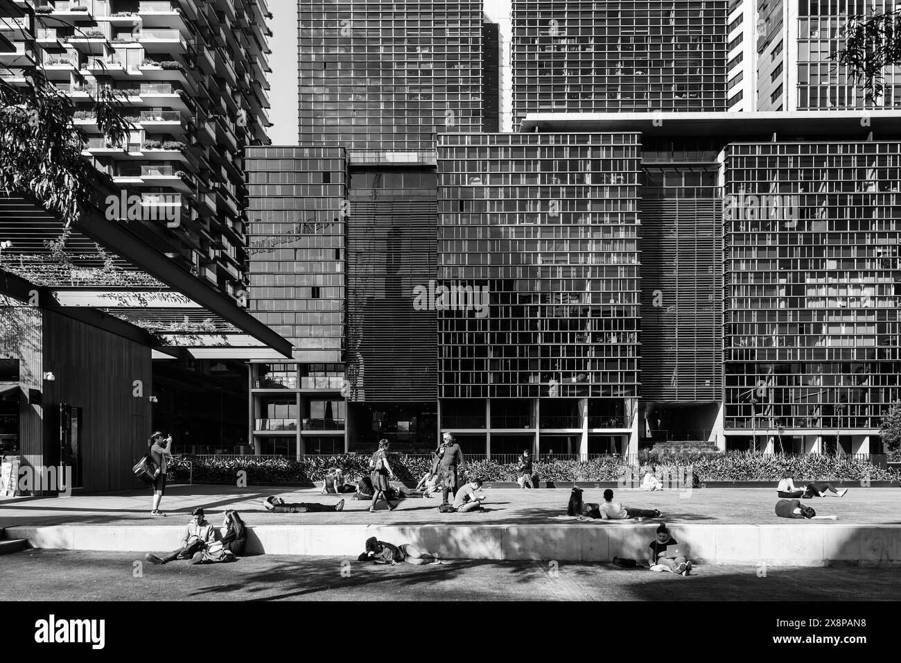 Vedute generali degli appartamenti e del Chippendale Green, costruito intorno a One Central Park. Foto in bianco e nero, Sydney, Australia. Foto Stock