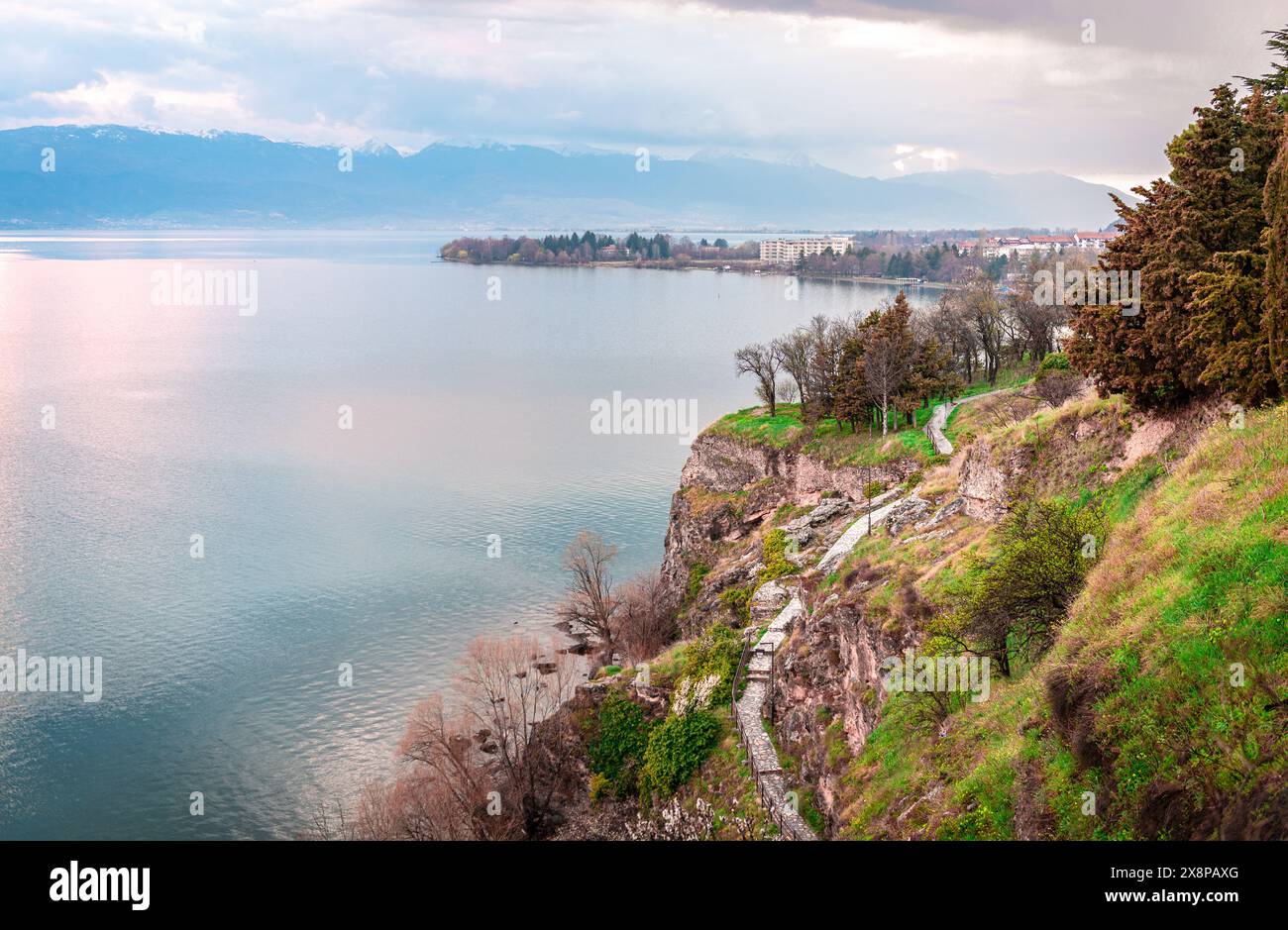 Vista serale del lago di Ocrida con il Parco della città Vecchia e la passerella di Ocrida, nella Macedonia del Nord. Foto Stock