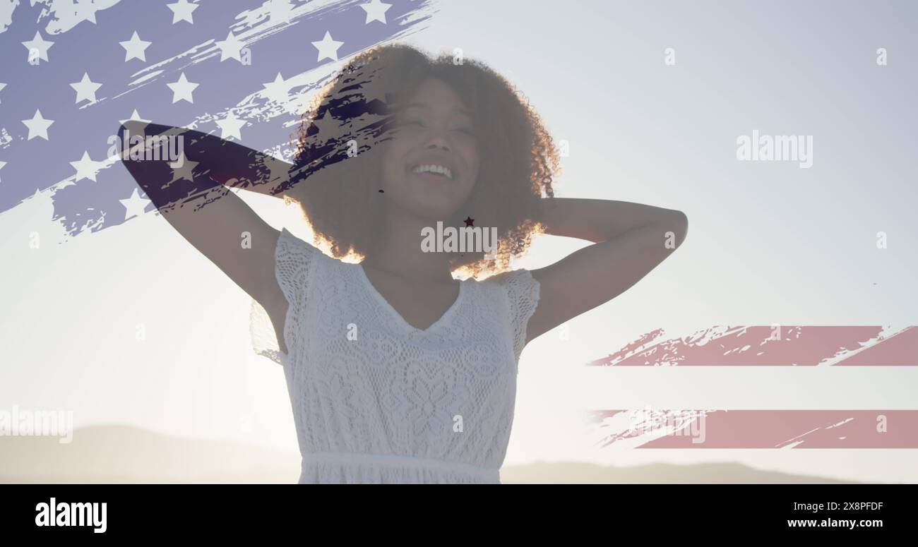 Giovane donna afroamericana sorridente con le mani dietro la testa, all'aperto con cielo limpido Foto Stock