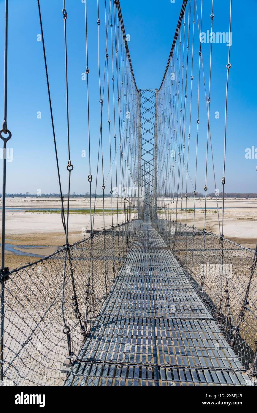 Ponte sospeso lungo Kanchanpur Dodhara Chadani Ponte del fiume Mahakali a Mahendranagar, Nepal Foto Stock