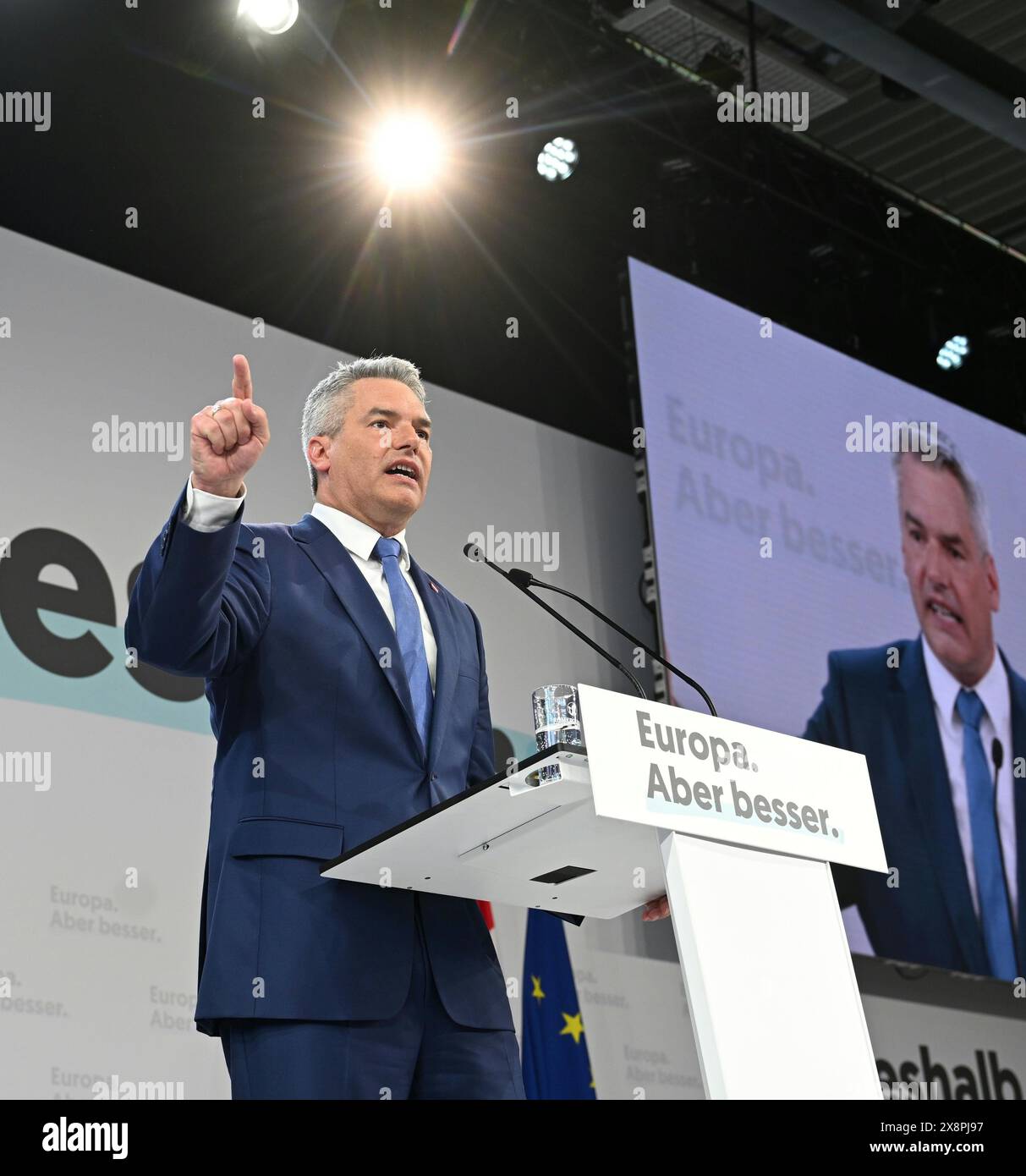 Il Cancelliere austriaco Karl Nehammer venerdì 24 maggio 2024, in occasione dell'evento elettorale UE di ÖVP "calcio d'inizio alla corsa finale" presso il centro espositivo Oberwart, a Oberwart, Austria. - 20240524 PD8399 credito: APA-PictureDesk/Alamy Live News Foto Stock