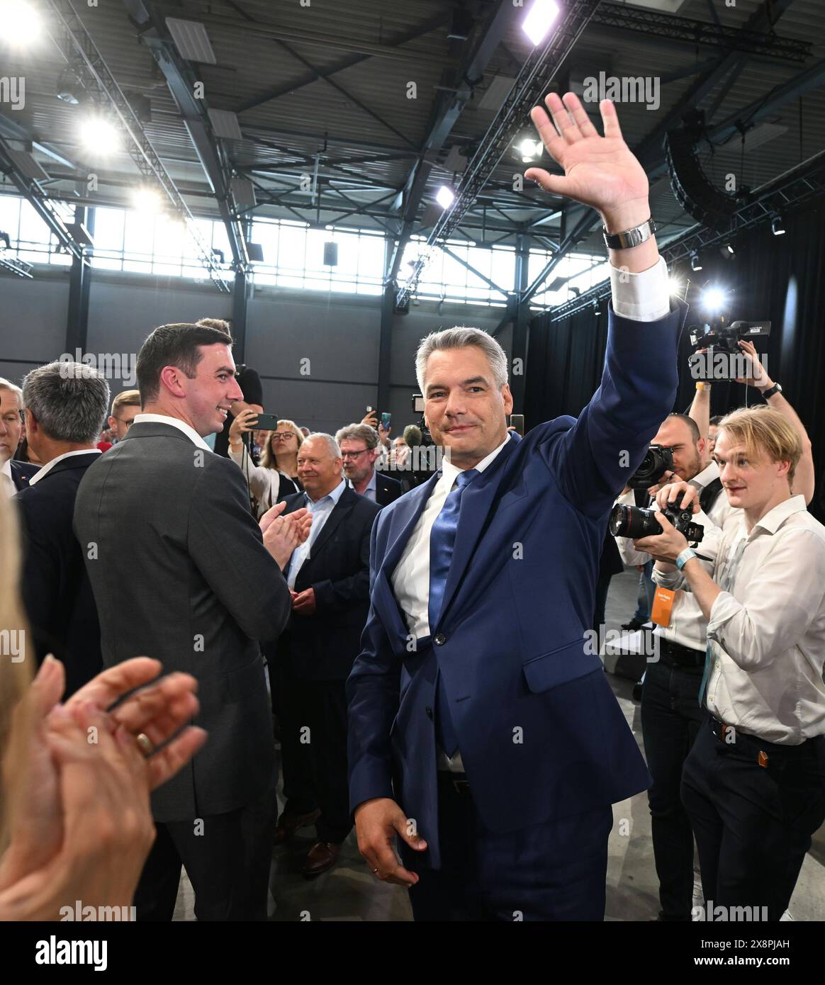 Il Cancelliere austriaco Karl Nehammer venerdì 24 maggio 2024, in occasione dell'evento elettorale UE di ÖVP "calcio d'inizio alla corsa finale" presso il centro espositivo Oberwart, a Oberwart, Austria. - 20240524 PD8450 credito: APA-PictureDesk/Alamy Live News Foto Stock