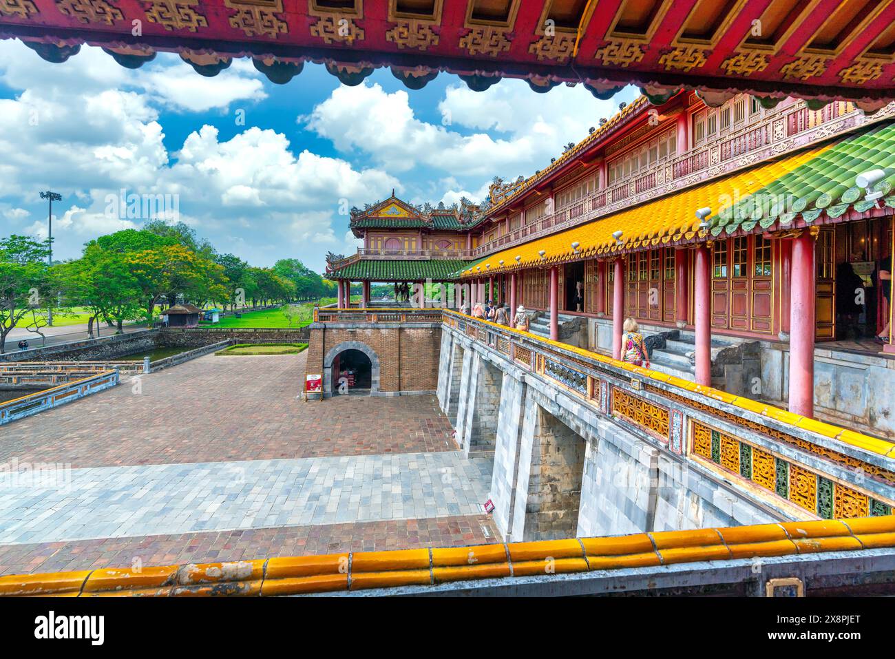 Complesso del Palazzo dai noi dei monumenti di Hue. Il luogo che conduce ai palazzi dei re, è l'ufficiale del XIX secolo a Hue, in Vietnam Foto Stock