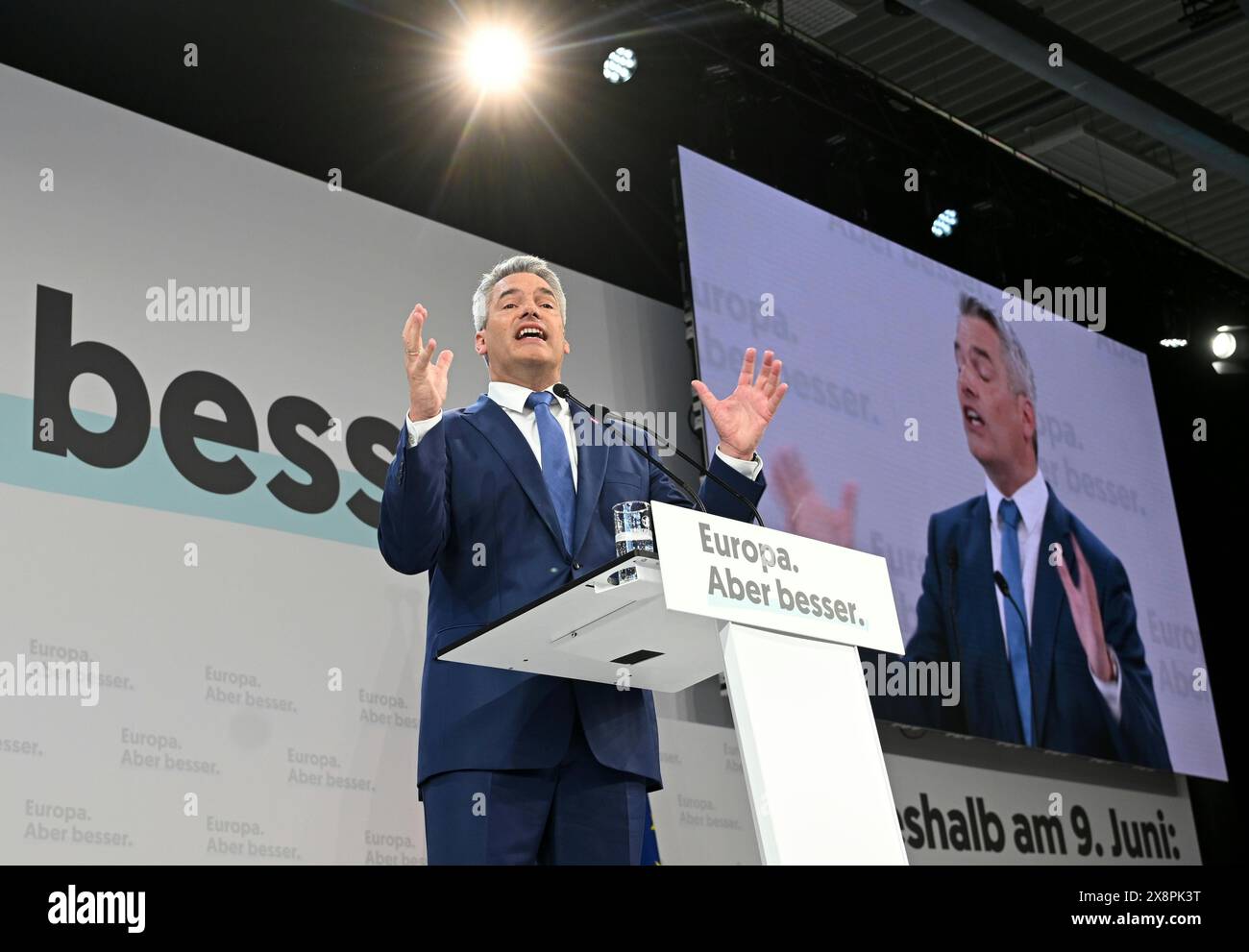 Il Cancelliere austriaco Karl Nehammer venerdì 24 maggio 2024, in occasione dell'evento elettorale UE di ÖVP "calcio d'inizio alla corsa finale" presso il centro espositivo Oberwart, a Oberwart, Austria. - 20240524 PD8361 credito: APA-PictureDesk/Alamy Live News Foto Stock