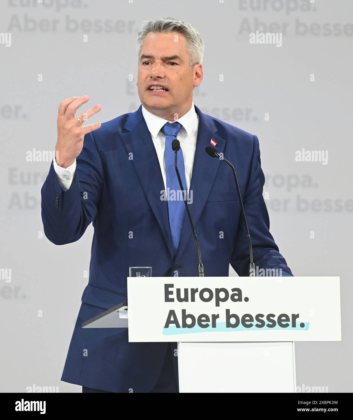 Il Cancelliere austriaco Karl Nehammer venerdì 24 maggio 2024, in occasione dell'evento elettorale UE di ÖVP "calcio d'inizio alla corsa finale" presso il centro espositivo Oberwart, a Oberwart, Austria. - 20240524 PD8369 credito: APA-PictureDesk/Alamy Live News Foto Stock