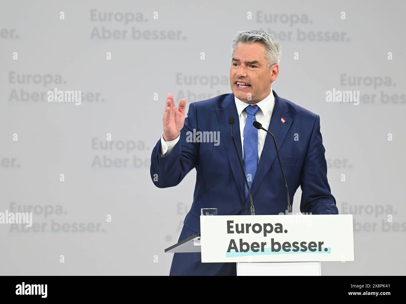 Il Cancelliere austriaco Karl Nehammer venerdì 24 maggio 2024, in occasione dell'evento elettorale UE di ÖVP "calcio d'inizio alla corsa finale" presso il centro espositivo Oberwart, a Oberwart, Austria. - 20240524 PD8385 credito: APA-PictureDesk/Alamy Live News Foto Stock