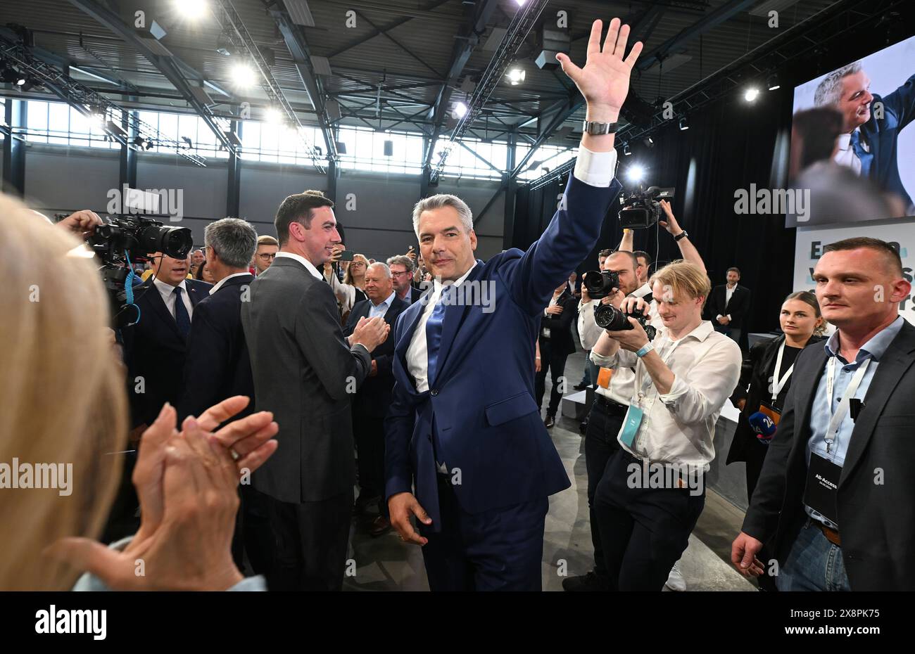 Il Cancelliere austriaco Karl Nehammer venerdì 24 maggio 2024, in occasione dell'evento elettorale UE di ÖVP "calcio d'inizio alla corsa finale" presso il centro espositivo Oberwart, a Oberwart, Austria. - 20240524 PD8445 credito: APA-PictureDesk/Alamy Live News Foto Stock