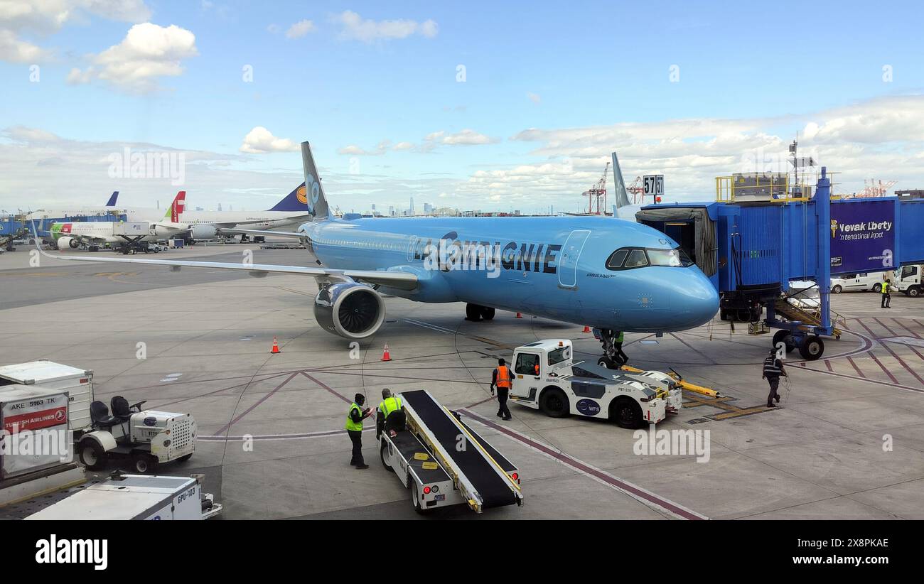 Aereo di linea la compagnie A321neo sull'asfalto dell'aeroporto internazionale Liberty di Newark presso il ponte di imbarco passeggeri, Newark, New Jersey, USA Foto Stock