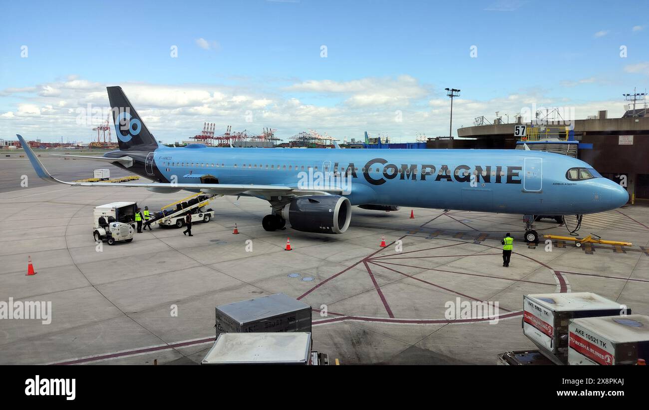 Aereo di linea la compagnie A321neo sull'asfalto dell'aeroporto internazionale Liberty di Newark presso il ponte di imbarco passeggeri, Newark, New Jersey, USA Foto Stock