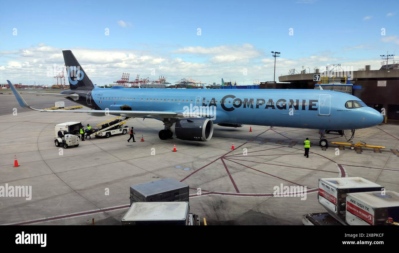 Aereo di linea la compagnie A321neo sull'asfalto dell'aeroporto internazionale Liberty di Newark presso il ponte di imbarco passeggeri, Newark, New Jersey, USA Foto Stock