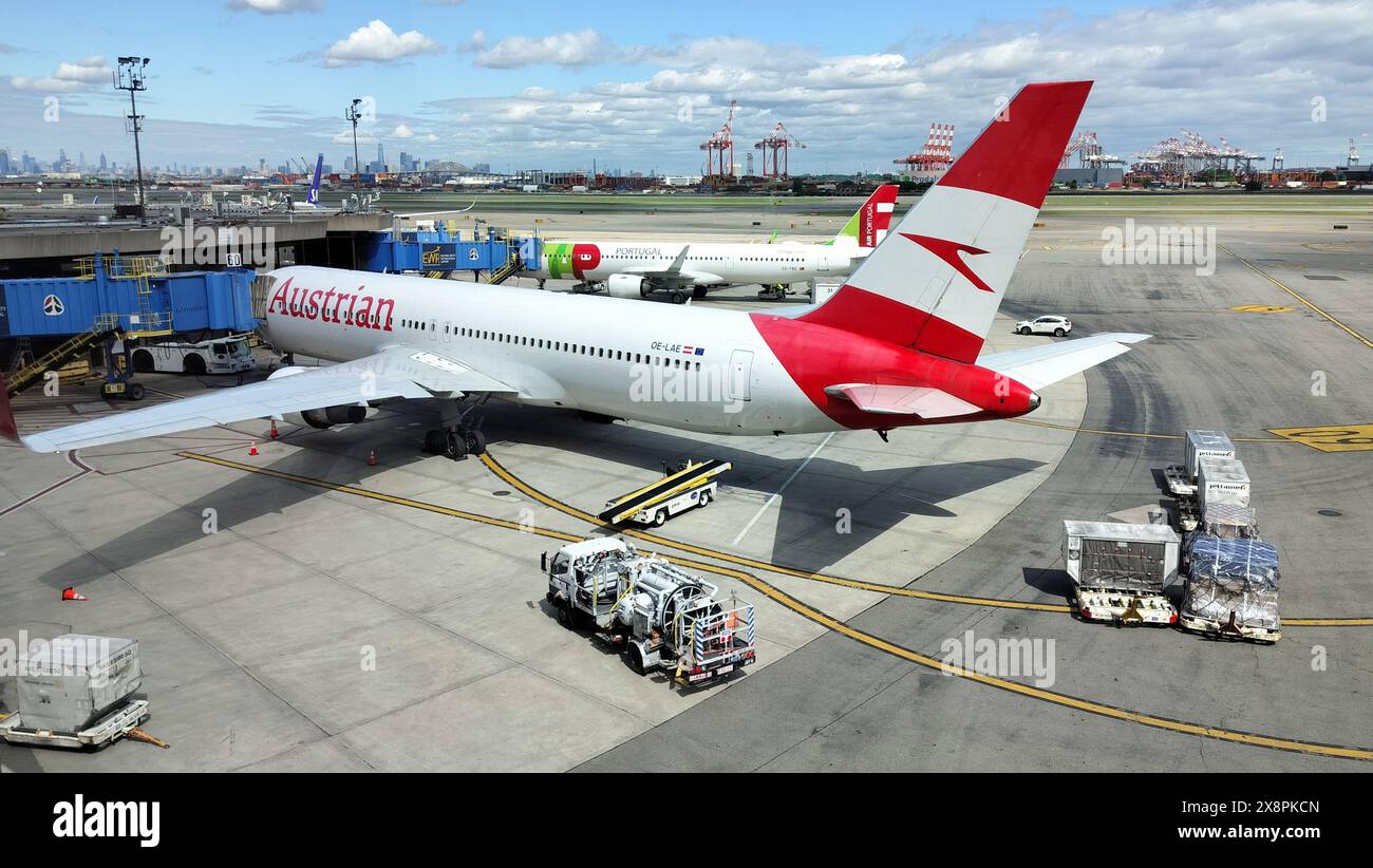 Austrian Airlines Boeing 767-3Z9ER aereo di linea su asfalto dell'aeroporto internazionale Liberty di Newark presso il ponte di imbarco passeggeri, Newark, New Jersey Foto Stock