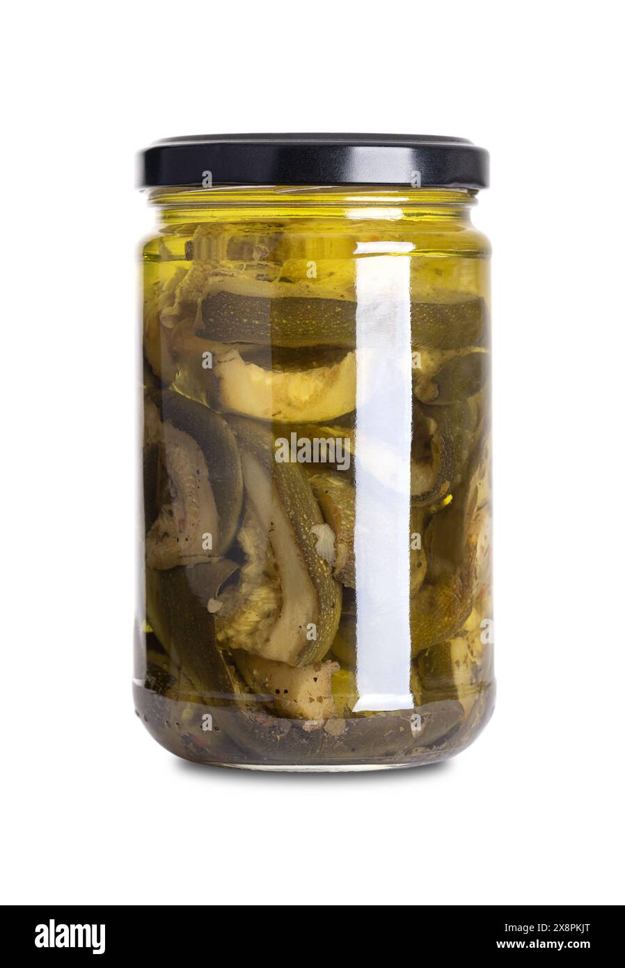 Zucchine grigliate, antipasto, marinate in olio e aceto, in un vaso di vetro con tappo a vite. Fette di zucchine grigliate, marinate in olio e aceto. Foto Stock