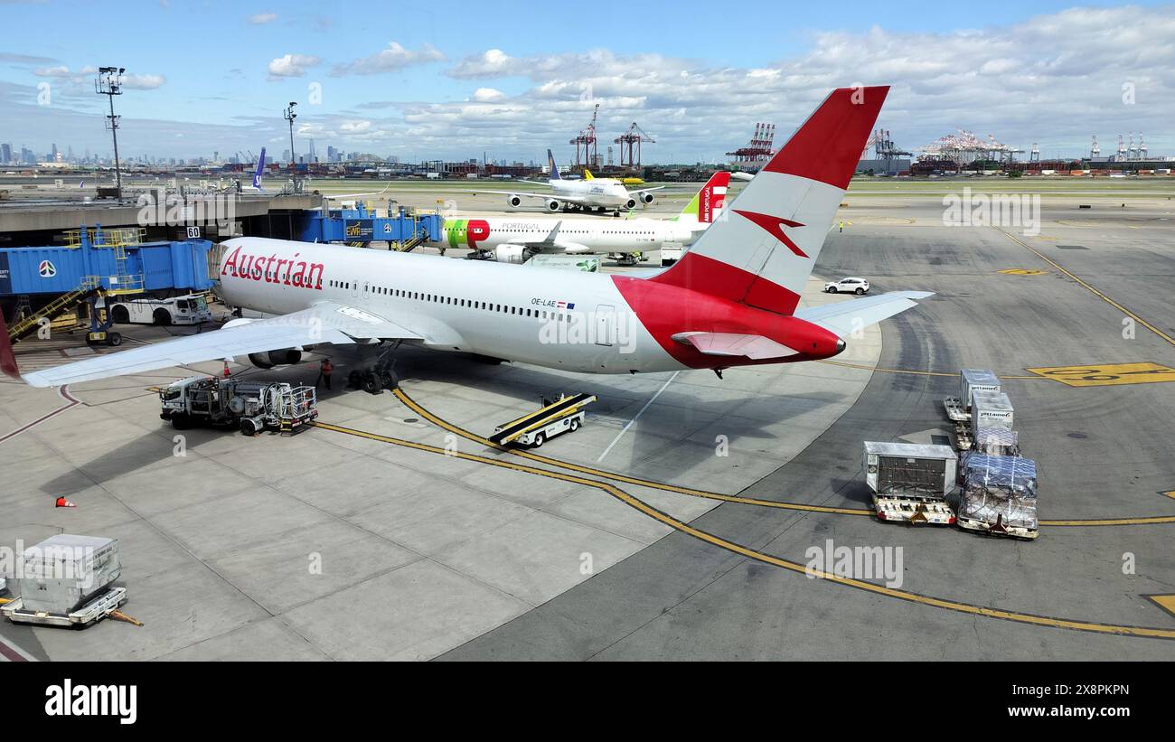 Austrian Airlines Boeing 767-3Z9ER aereo di linea su asfalto dell'aeroporto internazionale Liberty di Newark presso il ponte di imbarco passeggeri, Newark, New Jersey Foto Stock
