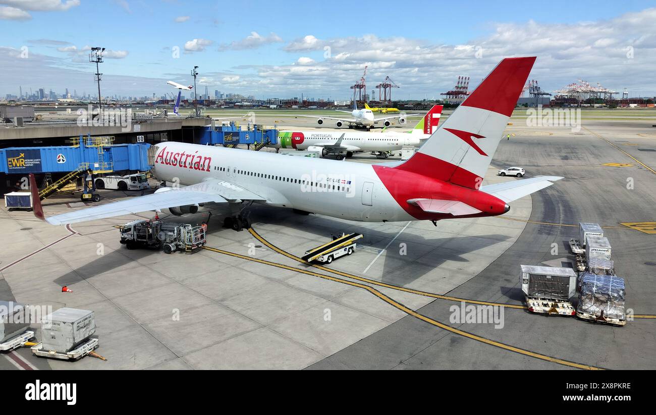 Austrian Airlines Boeing 767-3Z9ER aereo di linea su asfalto dell'aeroporto internazionale Liberty di Newark presso il ponte di imbarco passeggeri, Newark, New Jersey Foto Stock