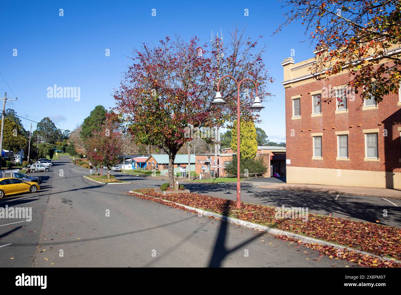 Centro di Dorrigo, giorno d'autunno con cielo azzurro in questa città di campagna australiana su Waterfall Way, nuovo Galles del Sud, Australia Foto Stock