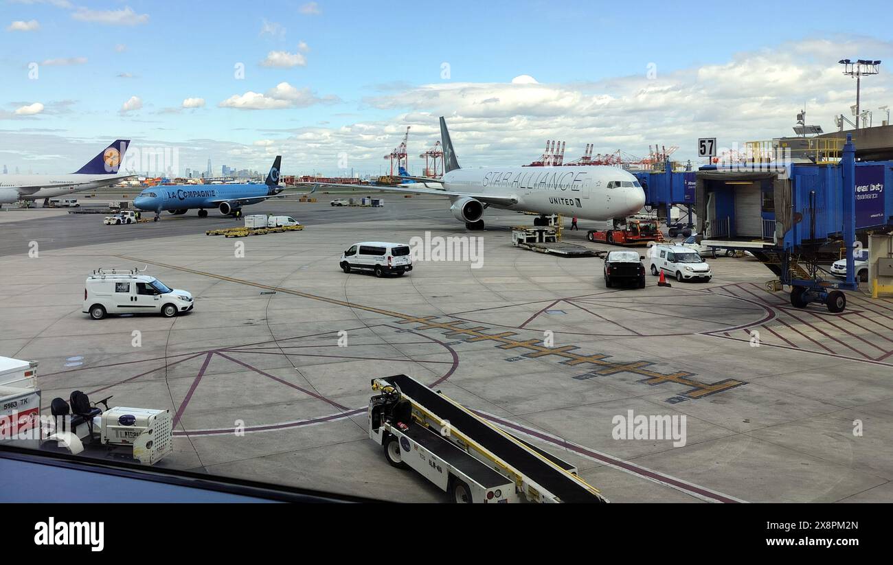La compagnie A321neo, a sinistra, tassando al ponte di imbarco passeggeri, e United Airlines Boeing 767-400 nella livrea Star Alliance, a destra Foto Stock