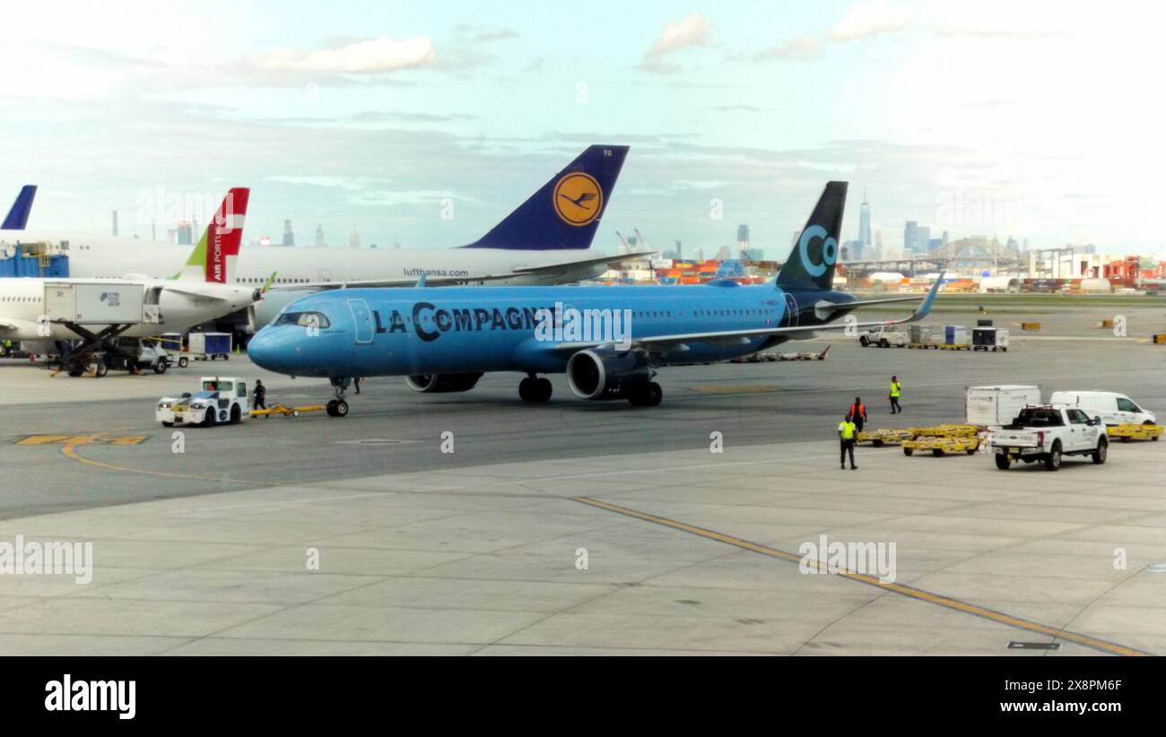 Taxi aereo di linea la compagnie A321neo sull'asfalto dell'aeroporto internazionale Liberty di Newark, Newark, New Jersey, Stati Uniti Foto Stock