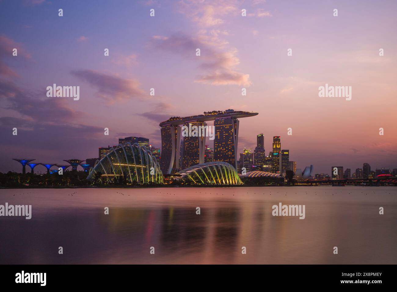 4 febbraio 2020: Skyline di singapore presso la baia del porto turistico con un edificio iconico come il superalbero, le sabbie e il museo artscience. Marina Bay è il nuovo d Foto Stock