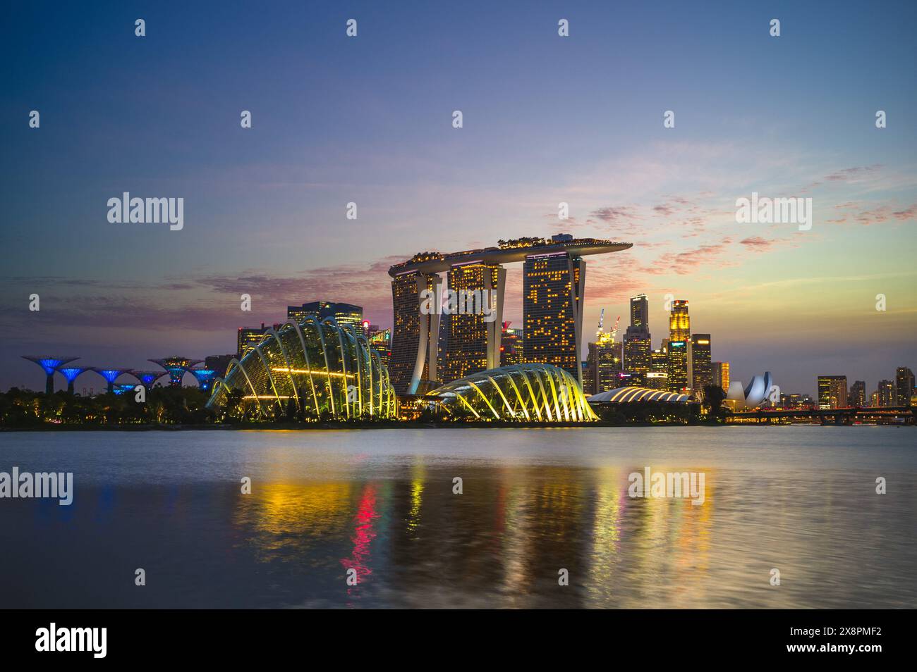4 febbraio 2020: Skyline di singapore presso la baia del porto turistico con un edificio iconico come il superalbero, le sabbie e il museo artscience. Marina Bay è il nuovo d Foto Stock