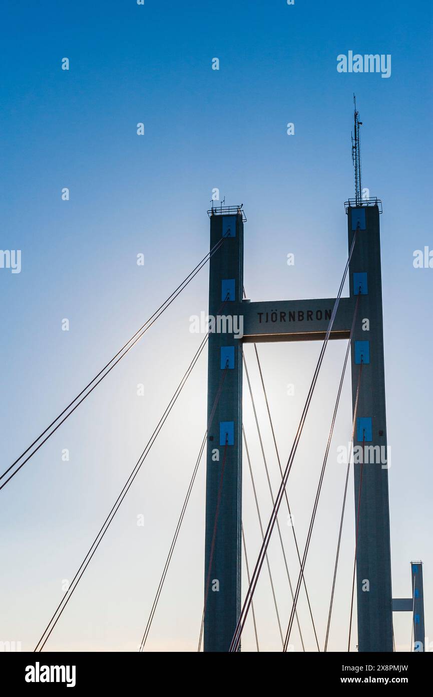 Un ponte molto alto si estende attraverso l'orizzonte, con il cielo come sfondo. Il ponte si erge in modo prominente, collegando due punti distanti su una tela Foto Stock