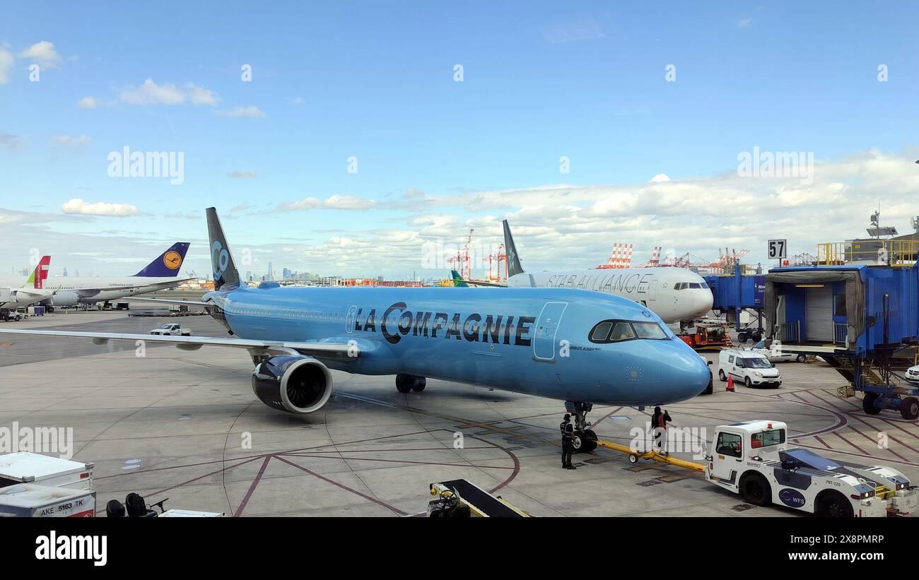 Aereo di linea la compagnie A321neo sull'asfalto dell'aeroporto internazionale Liberty di Newark presso il ponte di imbarco passeggeri, Newark, New Jersey, USA Foto Stock