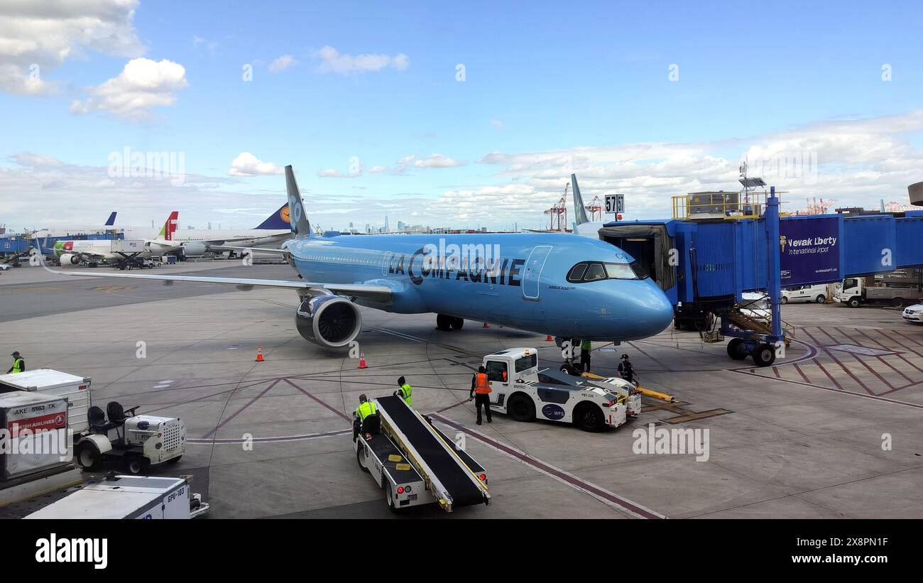 Aereo di linea la compagnie A321neo sull'asfalto dell'aeroporto internazionale Liberty di Newark presso il ponte di imbarco passeggeri, Newark, New Jersey, USA Foto Stock