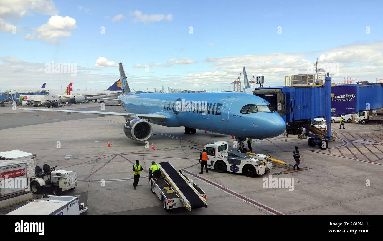 Aereo di linea la compagnie A321neo sull'asfalto dell'aeroporto internazionale Liberty di Newark presso il ponte di imbarco passeggeri, Newark, New Jersey, USA Foto Stock