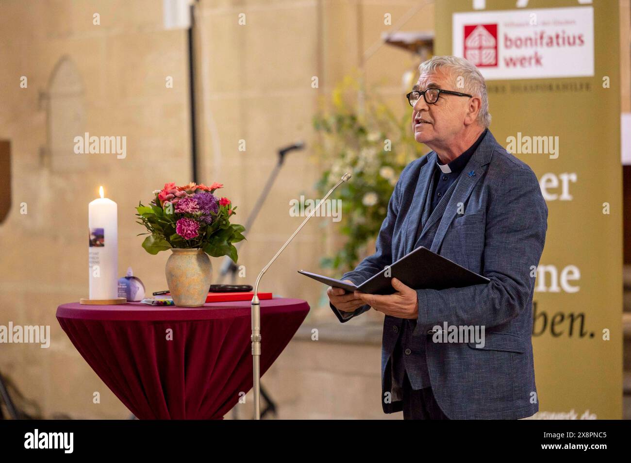 Karl Schultz bei der Eröffnung der Ausstellung Udos 10 Gebote mit 24 Gemälden zu den biblischen 10 Geboten von Udo Lindenberg in der Severikirche. Erfurt, 26.05.2024 *** Karl Schultz all'inaugurazione della mostra Udos 10 Comandamenti con 24 dipinti sui 10 comandamenti biblici di Udo Lindenberg nella Severikirche Erfurt, 26 05 2024 foto:XM.xKremerx/xFuturexImagex udos gebote 4532 Foto Stock