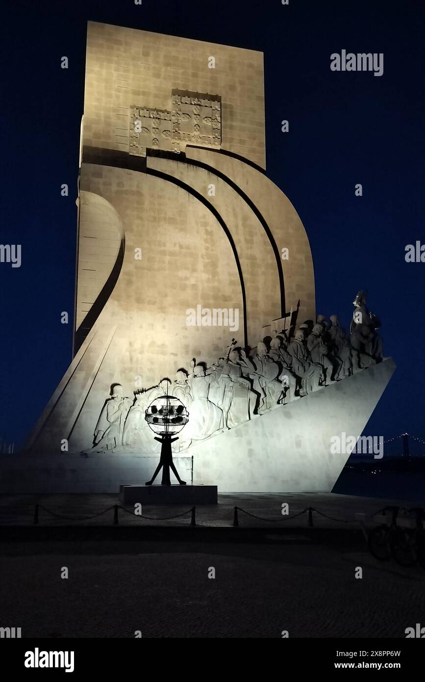 Monumento ai scopritori, sculture e dettagli architettonici, vista laterale illuminata di notte, Belem, Lisbona, Portogallo Foto Stock