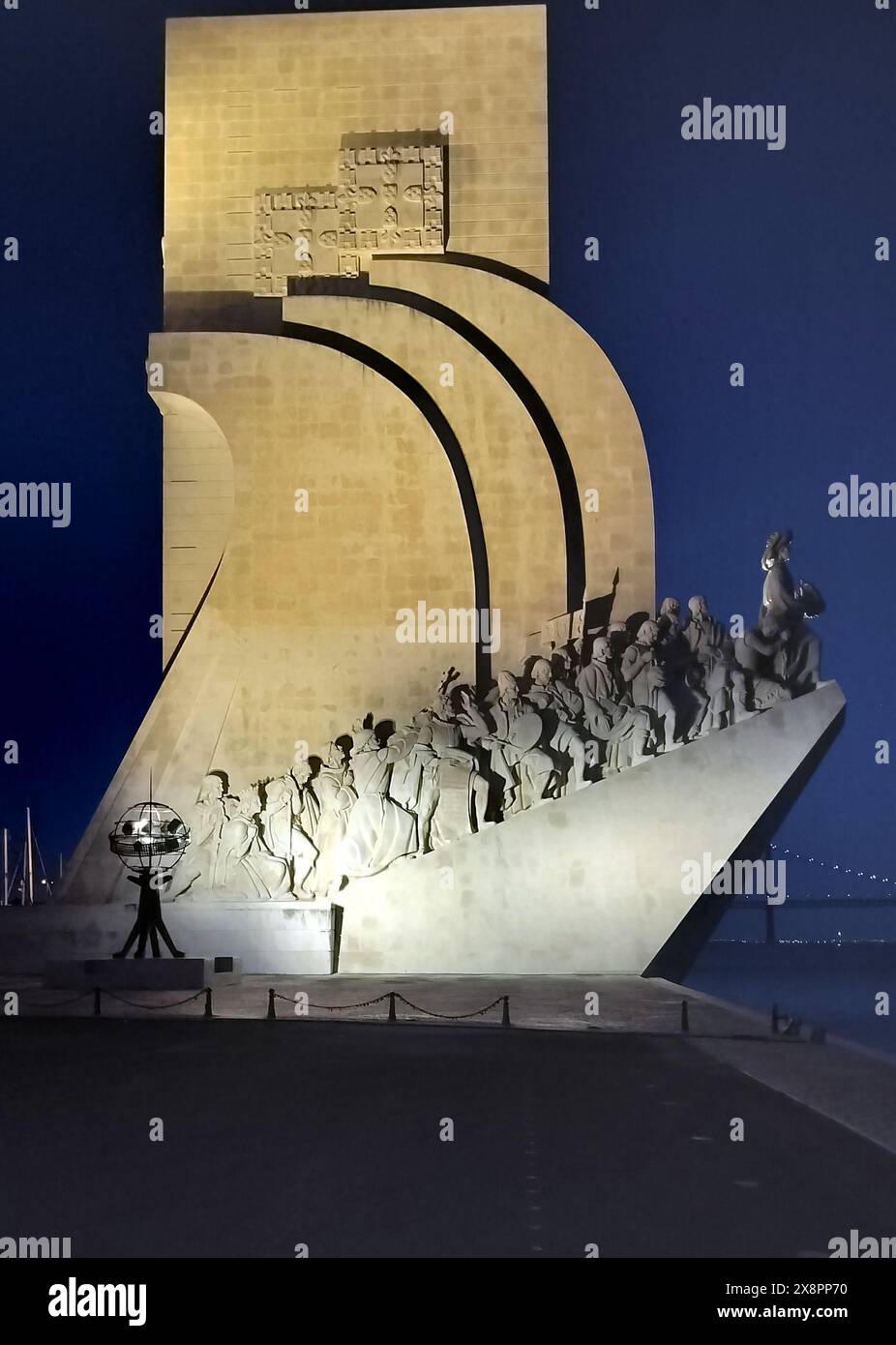 Monumento ai scopritori, sculture e dettagli architettonici, vista laterale illuminata di notte, Belem, Lisbona, Portogallo Foto Stock