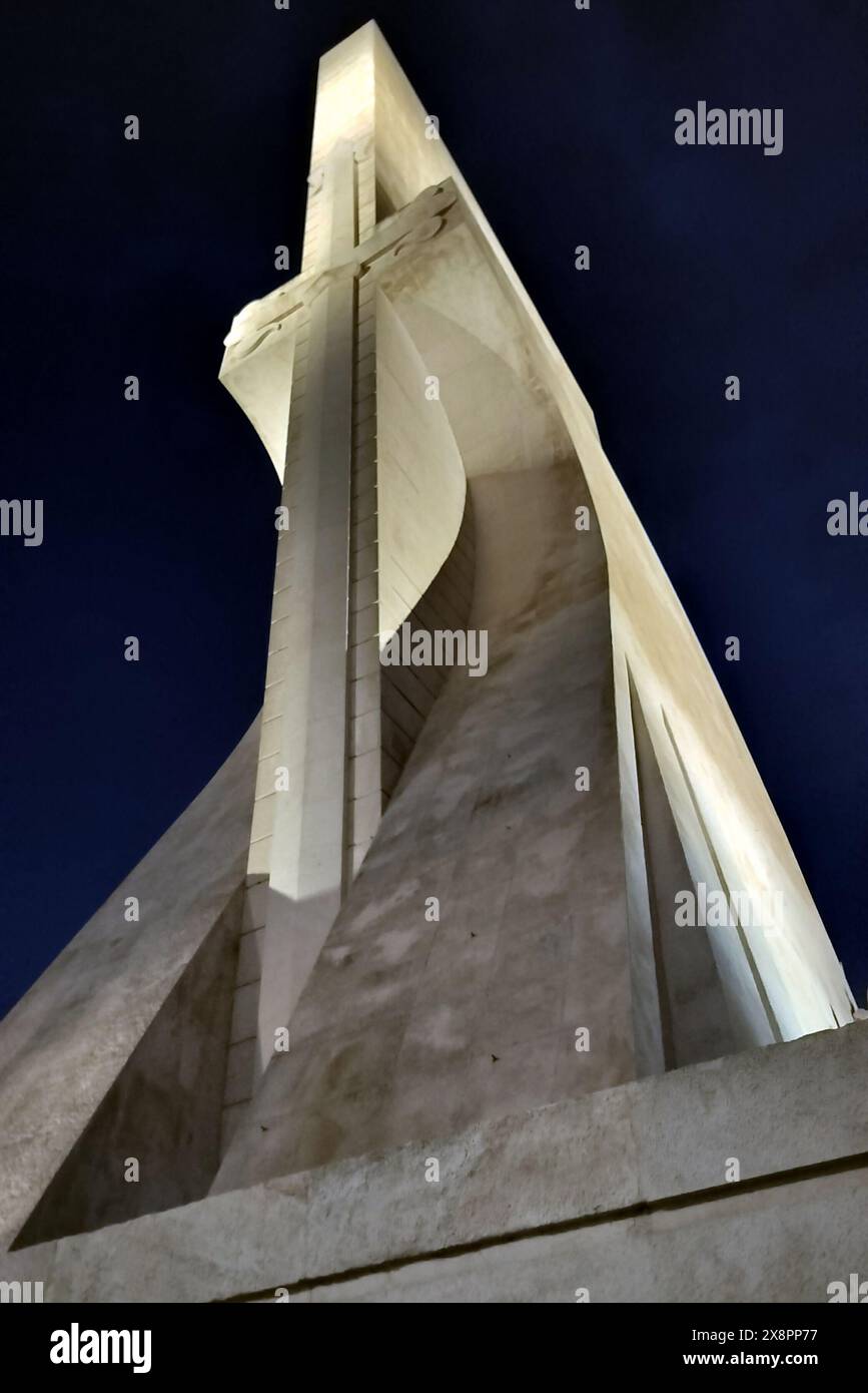 Monumento a Discoverers, lato spada trasversale, visto dalla Piazza dell'Impero con illuminazione notturna, Belem, Lisbona, Portogallo Foto Stock