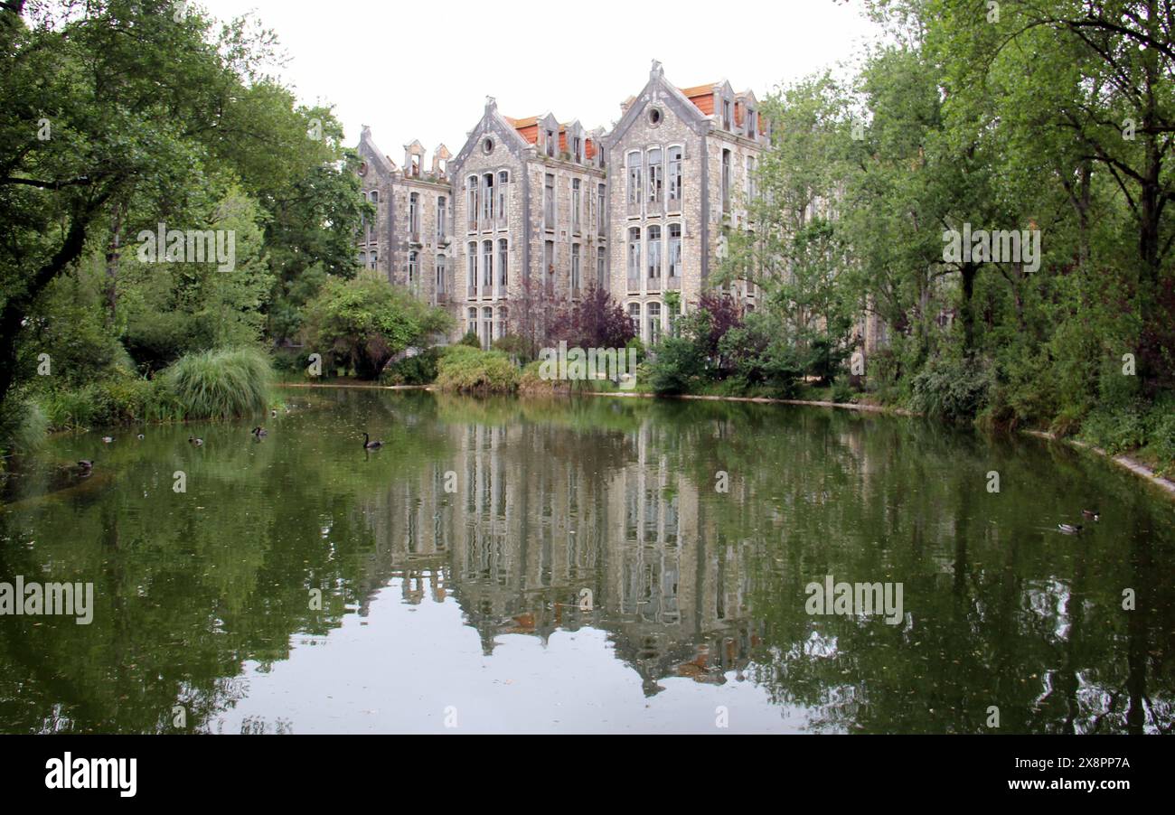 Storici padiglioni spa, vista sul laghetto nel Parco Dom Carlos i, Caldas da Rainha, Portogallo Foto Stock